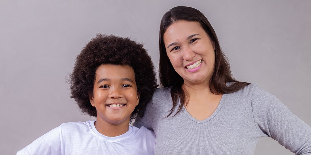 Mãe e filho sorrindo juntos